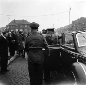 Koningin Wilhelmina stapt uit haar auto, Bestanddeelnr 900-5010
