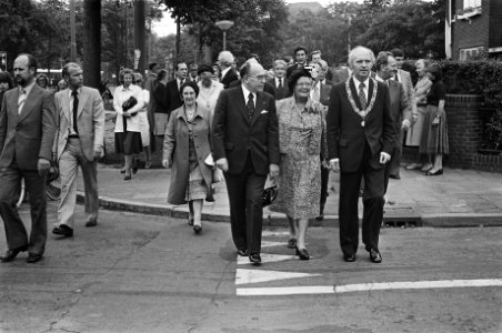 Koningin Juliana onthult gevelsteen in Scheveningen van huis waar Prinses Wilhel, Bestanddeelnr 929-3286