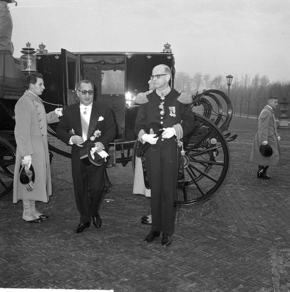 Koningin Juliana ontvangt op Paleis Huis ten Bosch de ambassadeur van van Jordan, Bestanddeelnr 915-7884