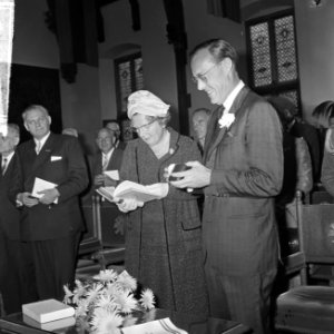 Koningin Juliana ontvangt een boek en prins Bernhard een speciale penning, Bestanddeelnr 917-8939