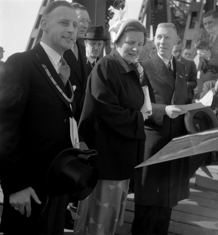Koningin Juliana tussen hoogwaardigheidsbekleders, Bestanddeelnr 904-5386
