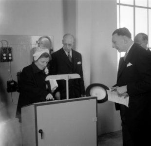 Koningin Juliana tussen hoogwaardigheidsbekleders, Bestanddeelnr 904-5389