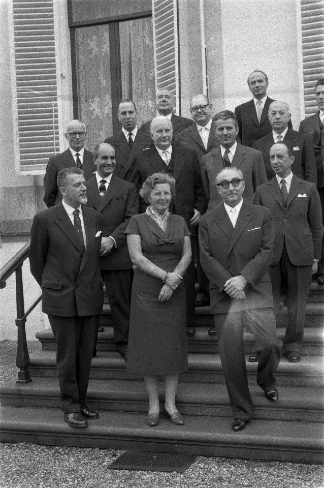 Koningin Juliana ontvangt op Paleis Soestdijk een groep van Ministers van Verkee, Bestanddeelnr 911-6530