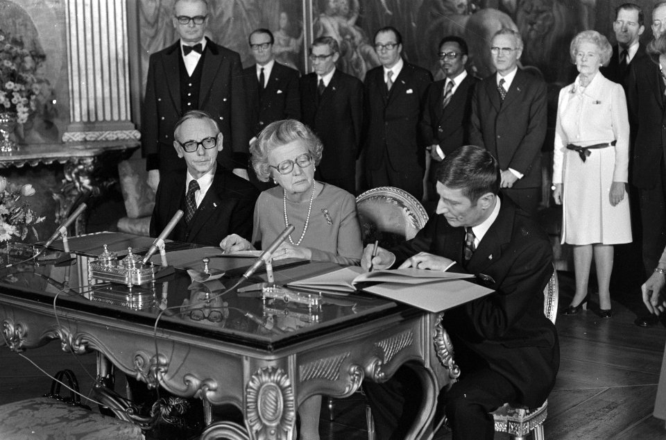 Koningin Juliana ondertekent de akte van erkenning op Huis ten Bosch v.l.n.r. M, Bestanddeelnr 928-2898