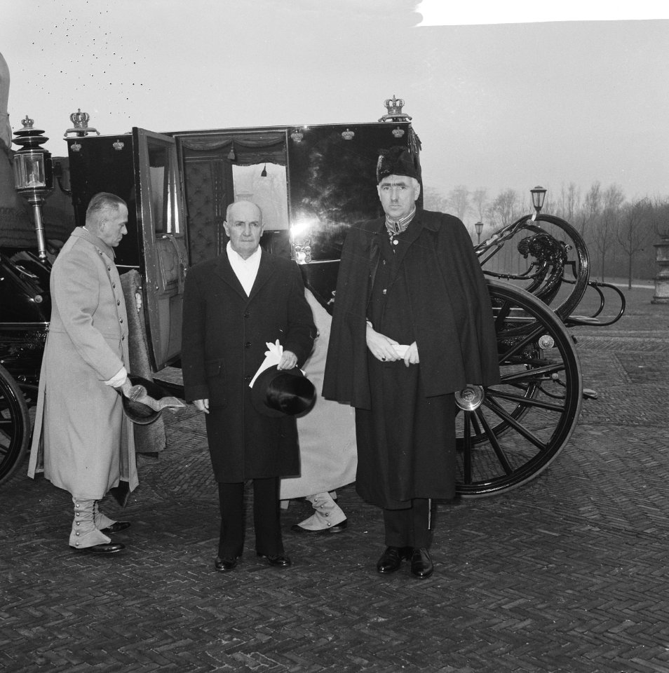 Koningin Juliana ontvangt op Paleis Huis ten Bosch de ambassadeur van Columbia, , Bestanddeelnr 915-7879