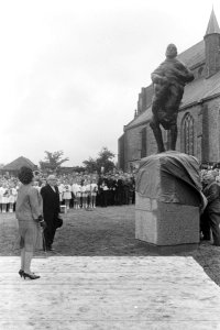 Koningin Juliana onthult een standbeeld ter nagedachtenis aan de Friese dichter , Bestanddeelnr 919-2935