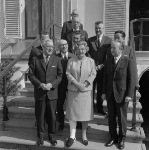 Koningin Juliana ontvangt een delegatie van buitenlandse persverenigingen op pal, Bestanddeelnr 917-6047