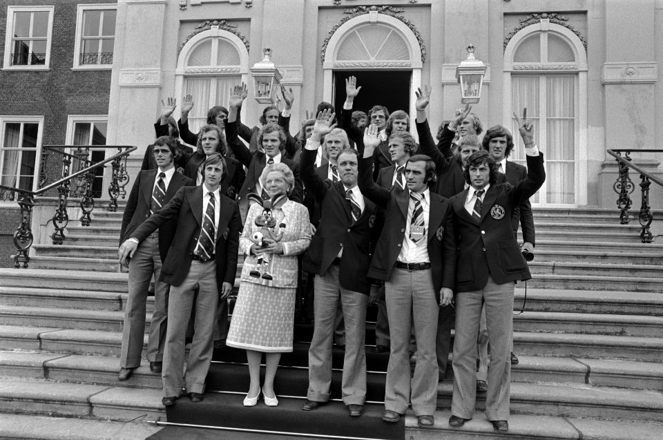 Koningin Juliana ontvangt het Nederlands elftal, Spelers, bondscoach en vorstin , Bestanddeelnr 927-3155