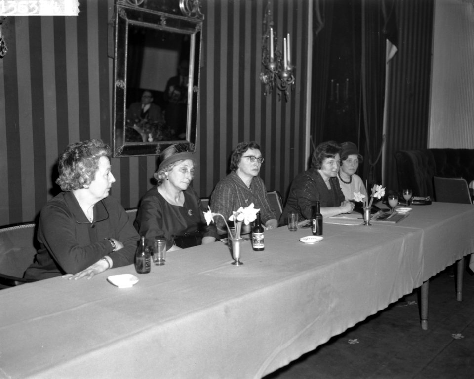 Koningin Juliana ontvangt delegatie van vijf vrouwen in verband met Nieuw-Guinea, Bestanddeelnr 913-6334