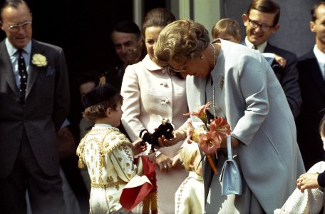Koningin Juliana ontvangt een geschenk van een kind, Bestanddeelnr 254-8526