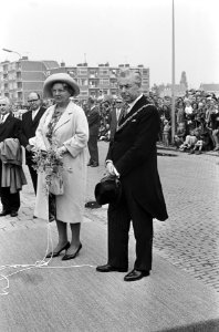Koningin Juliana onthult een monument. Naast haar K.F.O. James, de burgemeester , Bestanddeelnr 916-5540
