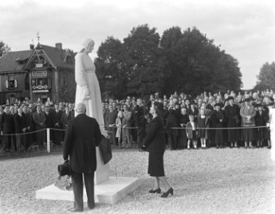 Koningin Juliana onthult een oorlogsmonument te Putten, Bestanddeelnr 903-6343