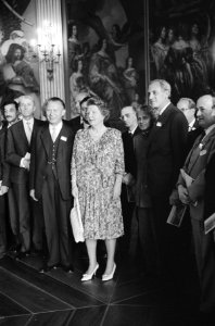 Koningin Juliana ontvangt een deputatie van de ICOM profdr Engel, Philip Hend, Bestanddeelnr 914-1042