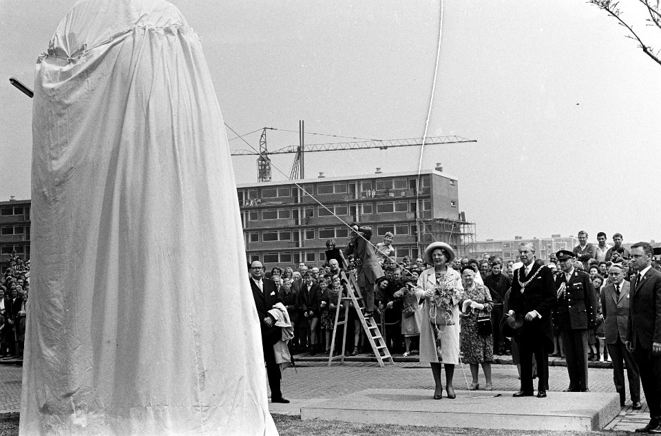 Koningin Juliana onthult een monument. Naast haar K.F.O. James, de burgemeester , Bestanddeelnr 916-5541