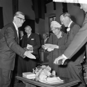 Koningin Juliana ontvangt een boek en prins Bernhard een speciale penning, Bestanddeelnr 917-8940