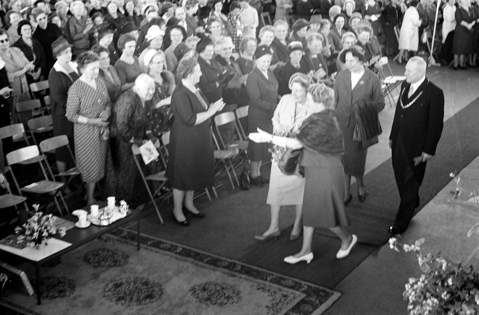 Koningin Juliana tussen 7500 huisvrouwen, Bestanddeelnr 913-7786