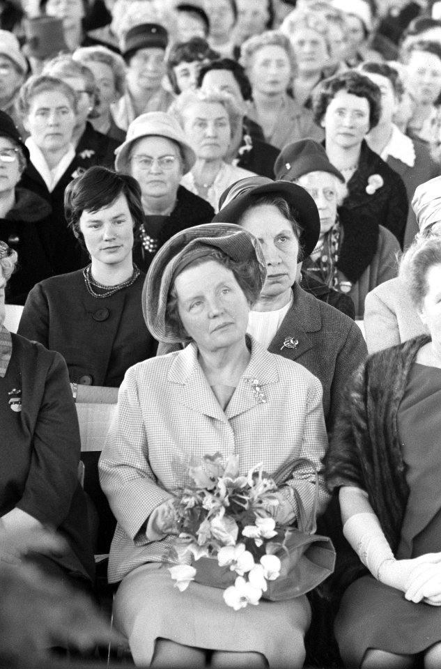Koningin Juliana tussen 7500 huisvrouwen, Bestanddeelnr 913-7778
