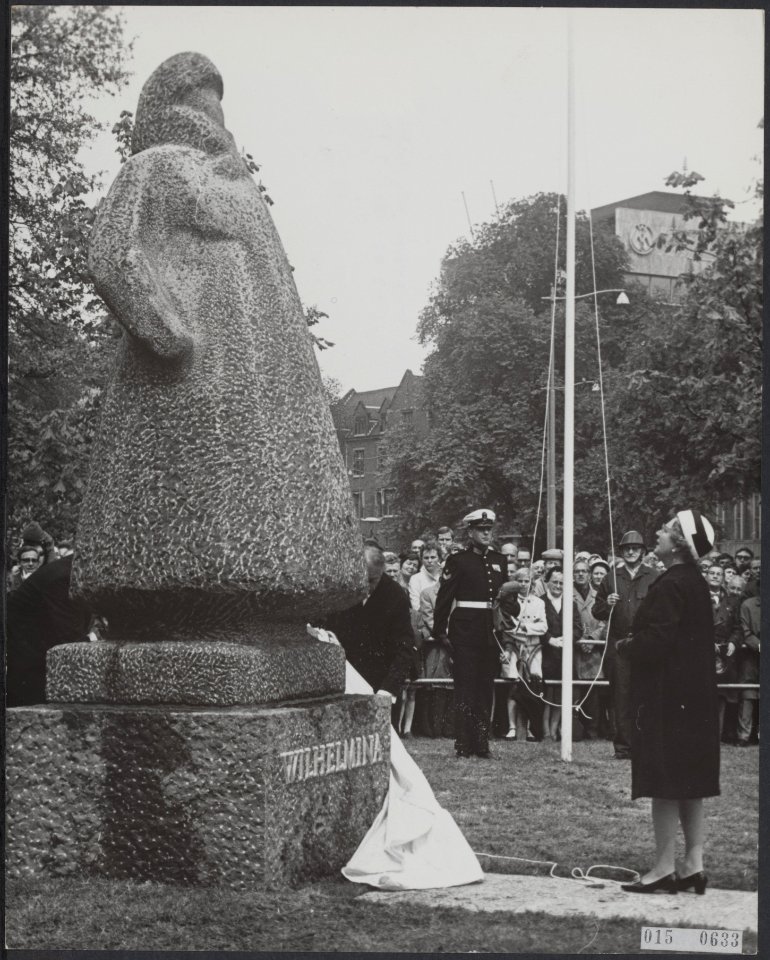 Koningin Juliana onthult het monument voor Koningin Wilhelmina, gemaakt door bee, Bestanddeelnr 015-0633