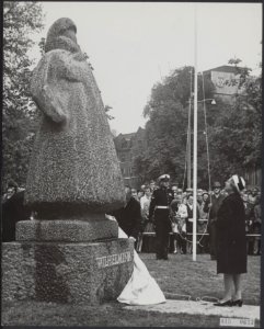 Koningin Juliana onthult het monument voor Koningin Wilhelmina, gemaakt door bee, Bestanddeelnr 015-0633