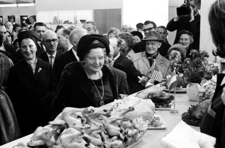 Koningin Juliana toonde belangstelling voor de stand met gegrilde kippen, Bestanddeelnr 915-7359