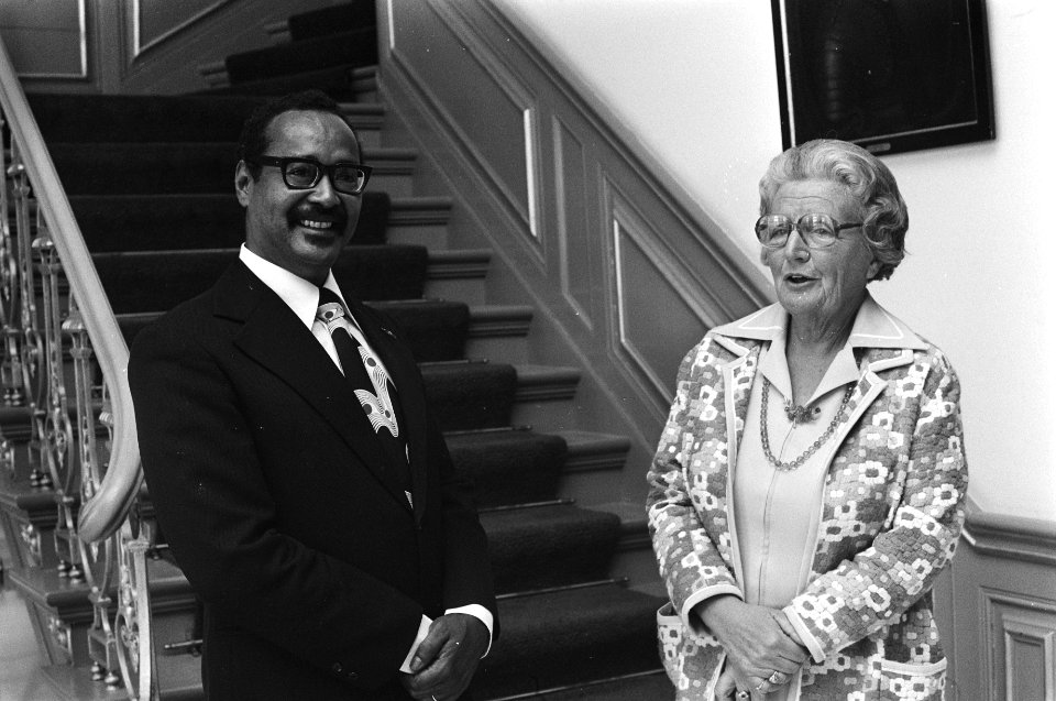 Koningin Juliana ontvangt de Surinaamse premier Henck Arron op Huis ten Bosch, Bestanddeelnr 928-6146
