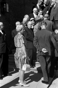 Koningin Juliana ontvangt de leden van het Nederlands Comité Vluchtelingenjaar 1, Bestanddeelnr 911-3181