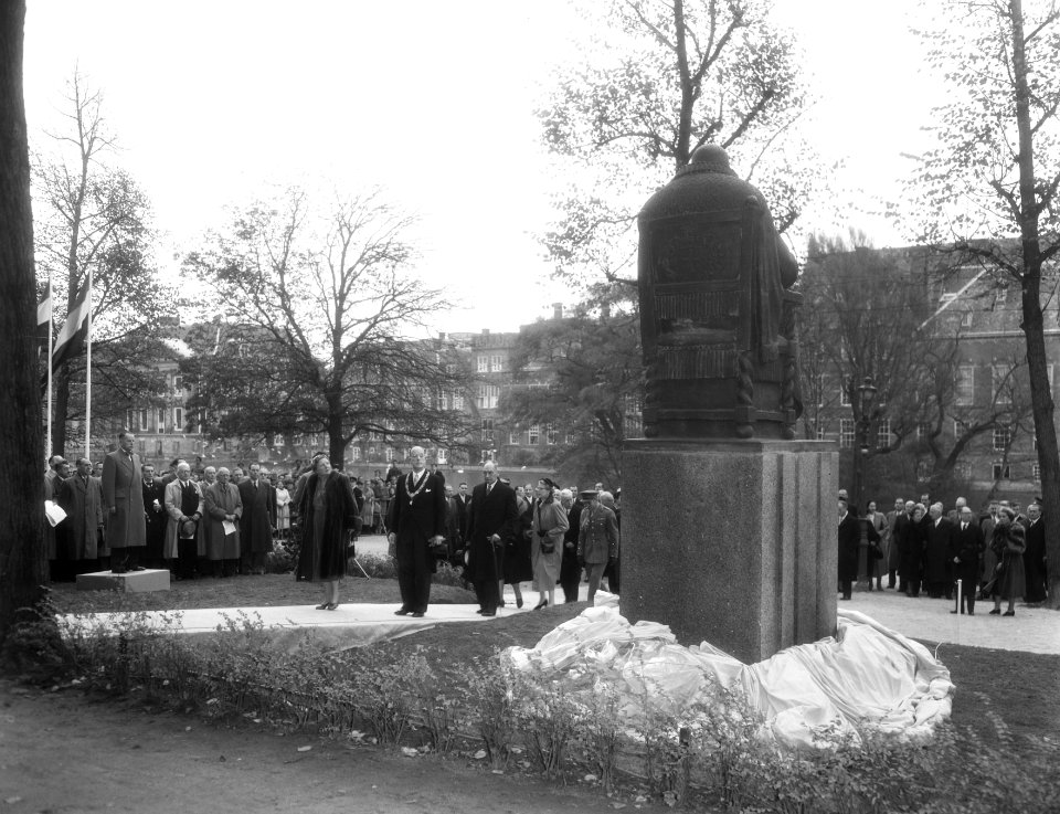 Koningin Juliana onthult een standbeeld Johan van Oldenbarneveldt in Den Haag, Bestanddeelnr 906-7864