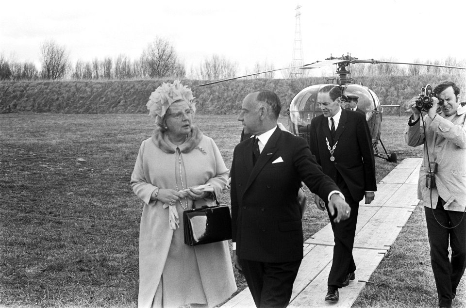 Koningin Juliana woont de herdenking bij van het 50 jarig bestaan vh Nationaal , Bestanddeelnr 922-3087