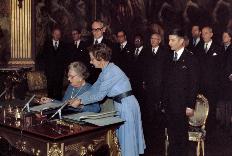 Koningin Juliana ondertekent de akte van erkenning van de Republiek Suriname op , Bestanddeelnr 254-9716