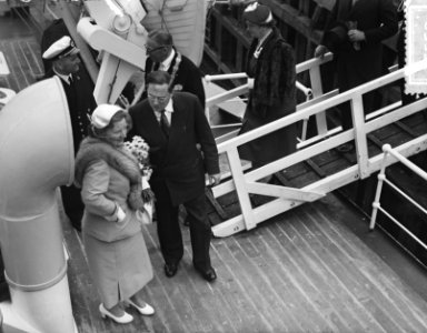 Koningin Juliana stelt te IJmuiden hospitaal-kerkschip De Hoop III in dienst, Bestanddeelnr 907-2228