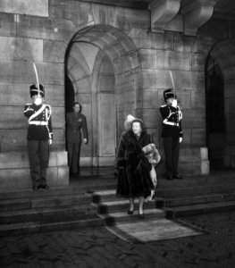 Koningin Juliana voor het Paleis op de Dam, Bestanddeelnr 904-8857