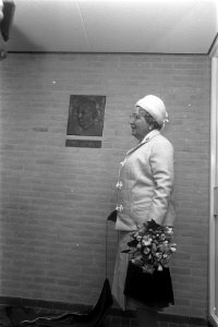 Koningin Juliana onthult een plaquette ter herinnering aan de verzetsheld Krijn , Bestanddeelnr 923-4450