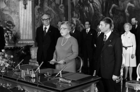 Koningin Juliana ondertekent de akte van erkenning op Huis ten Bosch v.l.n.r. M, Bestanddeelnr 928-2903