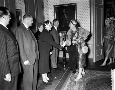 Koningin Juliana woont bijeenkomst bij van het Nederlands Cultureel Contact, Bestanddeelnr 909-5477