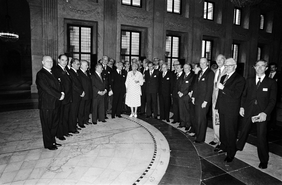 Koningin Juliana ontvangt leden van de Raad van Europa in het Paleis op de Dam i, Bestanddeelnr 929-7850