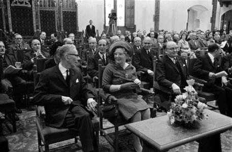 Koningin Juliana op wetenschapscongres in Haagse Ridderzaal. Links van Hare Maje, Bestanddeelnr 921-2386