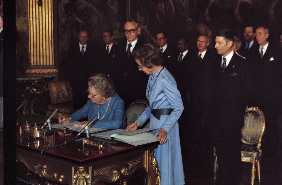 Koningin Juliana ondertekent de akte van erkenning van de Republiek Suriname op , Bestanddeelnr 254-9718