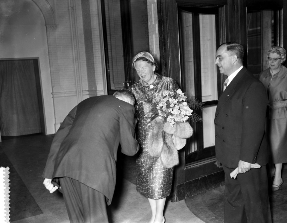 Koningin Juliana woont bijeenkomst bij van het Nederlands Cultureel Contact, Bestanddeelnr 909-5476