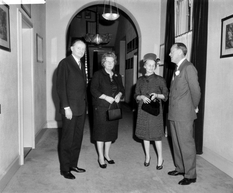Koningin Juliana ontvangt Manlio Brosio (secretaris generaal NAVO ) en diens ech, Bestanddeelnr 917-4102
