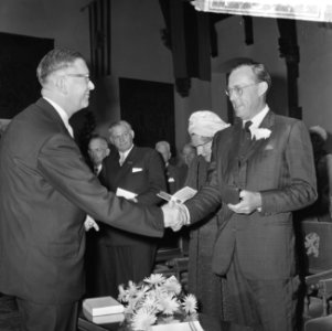 Koningin Juliana ontvangt een boek en prins Bernhard een speciale penning, Bestanddeelnr 917-8941