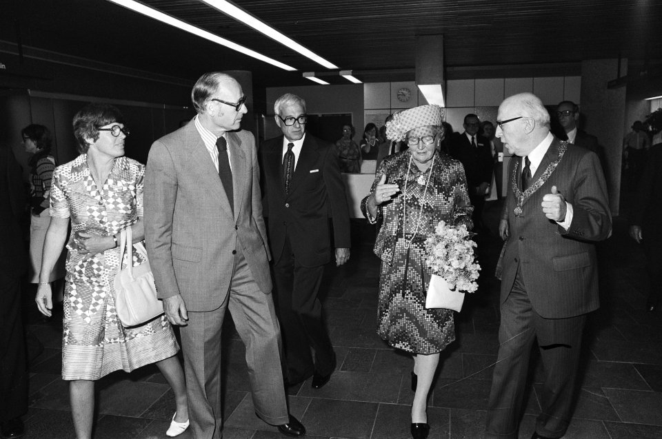 Koningin Juliana stelt Slotervaartziekenhuis in Amsterdam gebruik, aankomst, Bestanddeelnr 928-6556