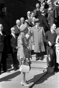 Koningin Juliana ontvangt de leden van het Nederlands Comité Vluchtelingenjaar 1, Bestanddeelnr 911-3182