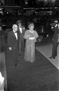 Koningin Juliana op de rode loper. Naast haar burgemeester Samkalden. Achter haa, Bestanddeelnr 922-8213