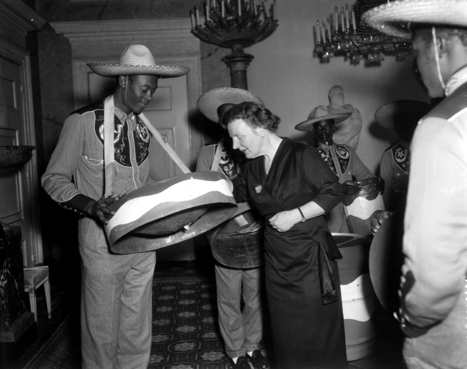 Koningin Juliana ontvangt de 'Golden Rock Steelband' van St Eustatius op paleis, Bestanddeelnr 909-2386