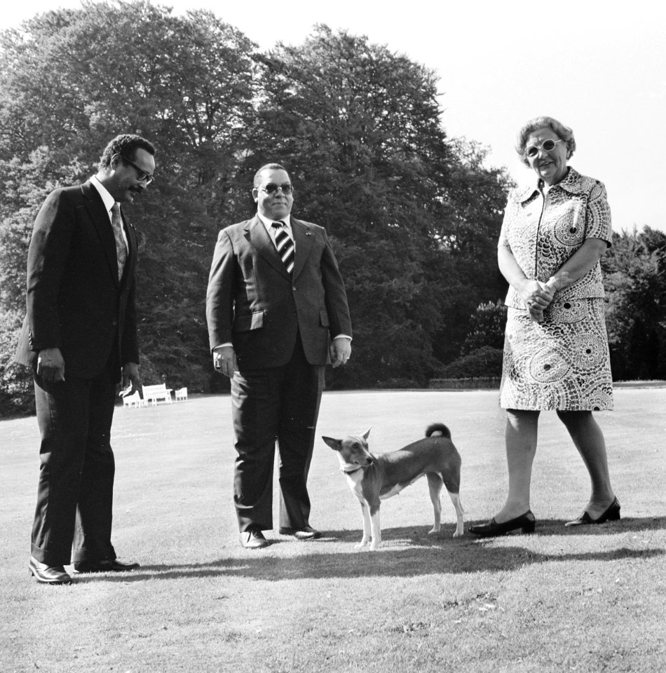Koningin Juliana ontvangt de premiers van Suriname en Nederlandse Antillen op So, Bestanddeelnr 927-1983