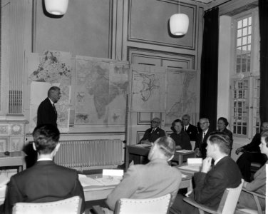 Koningin Juliana woont een college bij, Bestanddeelnr 917-1747