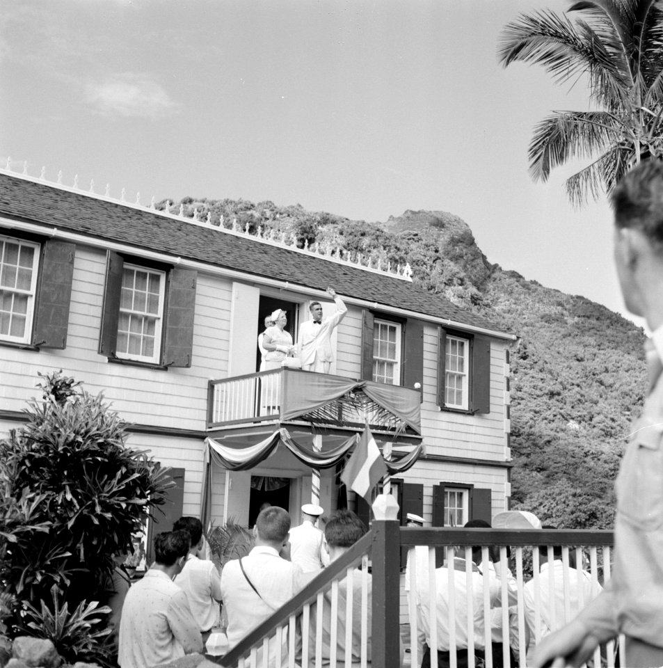 Koningin Juliana op het balkon bij de ontvangst in The Bottom op Saba, Bestanddeelnr 252-4086