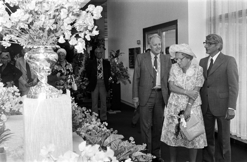 Koningin Juliana op de tentoonstelling in het gezelschap van P.P.A. Teunissen, v, Bestanddeelnr 928-0291