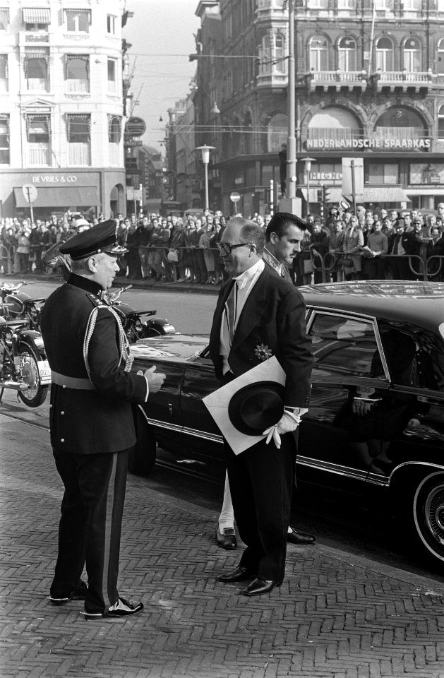 Koningin Juliana ontvangt in het paleis op de Dam vier ambassadeurs en hun geloo, Bestanddeelnr 922-8745