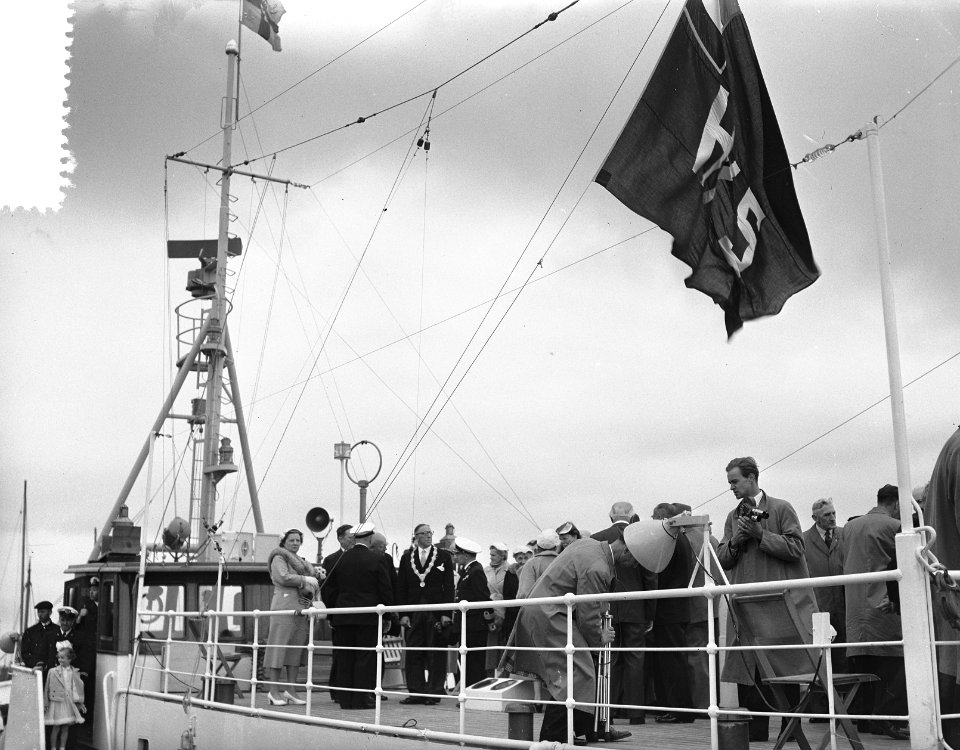 Koningin Juliana stelt te IJmuiden hospitaal-kerkschip De Hoop III in dienst, Bestanddeelnr 907-2226